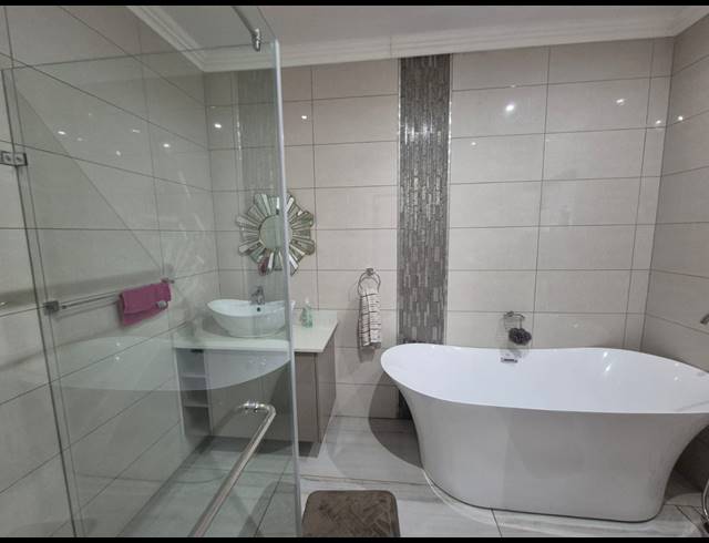 6 BEDROOM HOUSE FOR SALE IN HELDERWYK